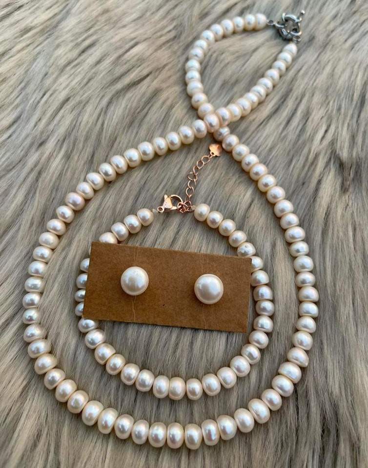 Lustrous Snow Button Pearl Set